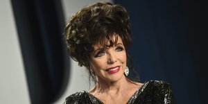 H Τζόαν Κόλινς με ασημένιο φόρεμα