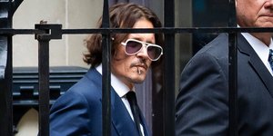 Ο Τζόνι Ντεπ με μπλε κοστούμι στο δικαστήριο του Λονδίνου