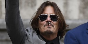 Ο Τζόνι Ντεπ με υψωμένη γροθιά
