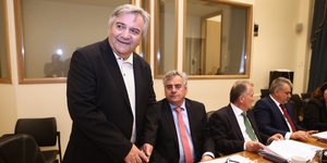 Ο Χάρης Καστανίδης όρθιος στην ΚΟ του ΚΙΝΑΛ