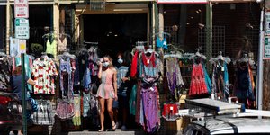 Γυναίκα σε κατάστημα με ρούχα και μάσκες στις ΗΠΑ