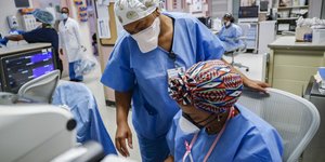 καθιστη γιατρός με πολυχρωμο μαντιλι 