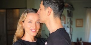 Η Κάτια Ζυγούλη και ο Σάκης Ρουβάς με μαύρα T-shirt