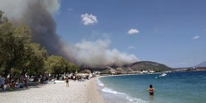 Ορατή από την παραλία η φωτιά στις Κεχριές