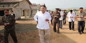 Ο Κιμ Γιονγκ Ουν επιθεώρησε φάρμα με κοτόπουλα