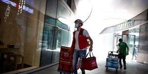 Εργαζόμενος με μάσκα στην Κίνα