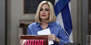 Η Φώφη Γεννηματά με μπλε πουκάμισο