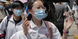 κινεζα σηκωνει τα χερια ψηλα