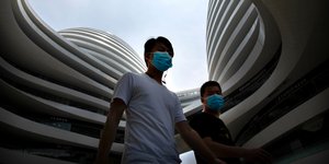 Κινέζοι με μάσκες για τον κορωνοϊό 