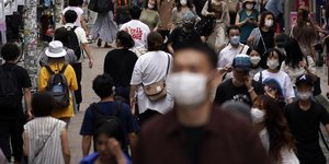 με μασκες και σακιδια στο δρομο 