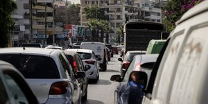 ο ενας πισω απο τον άλλο