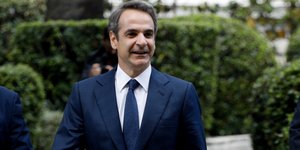 Ο Κυριακός Μητσοτάκης με κοστούμι