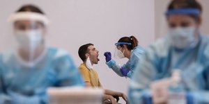 Κλιμάκιο του ΕΟΔΥ πραγματοποιεί τεστ για τον κορωνοϊό