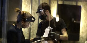 Κομμωτές στην Βραζιλία με μάσκα για τον κορωνοϊό