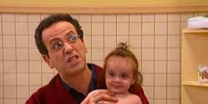 Ο Χάρης Ρώμας και το Χρυσάνθεμο σε επεισόδιο της σειράς «Κωνσταντίνου και Ελένης»