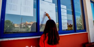 κοπέλα κοιτά τις βαθμολογίες των Πανελληνίων