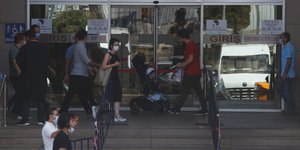 Με μάσκες οι πολίτες λόγω της πανδημίας