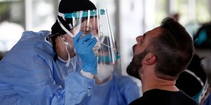 Κορωνοϊός έλεγχος τεστ σε άνδρα