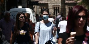 Καταναλωτές περπατούν στην Ερμού