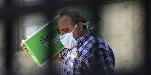 Κορωνοϊός Φλόριντα άνδρας με μάσκα