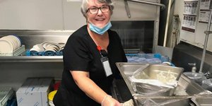 Η 57χρονη Μαίρη Ντάνιελ έπιασε δουλειά ως λαντζέρισσα