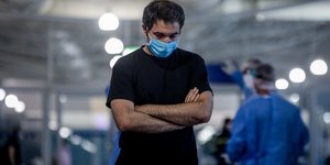 Ολο και νεότερους προσβάλλει ο κορωνοϊός