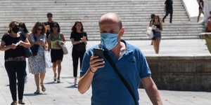 Κορωνοϊός ένας άνδρας με μάσκα περπατά στην πλ Συντάγματος