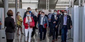 κορωνοϊός κόσμος με μάσκα σε αεροδρόμιο