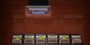 Καθίσματα στην στάση μετρό του Κορυδαλλού