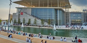 κοσμος βαρκακια στο καναλι 