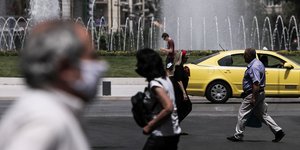 Κόσμος με μάσκες στην Ομόνοια
