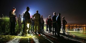 Στρατός και κόσμος συγκεντρωμένος σε τόπο δυστυχήματος