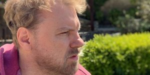 Ο Κώστας Σπυρόπουλος με ζακέτα