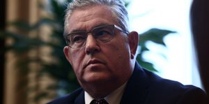 Κουτσουμπας κοιτάζει πλάγια 