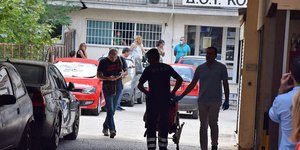 Τραυματιοφορείς μεταφέρουν ένα από τα θύματα τις επίθεσης με τσεκούρι στην Εφορία