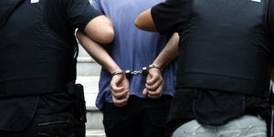 κρατούμενος χειροπέδες