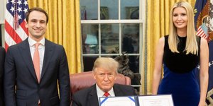 Ο νέος υφ. Αμυνας των ΗΠΑ, ομογενής Μάικλ Κράτσιος με τον Ντόναλντ και την Ιβάνκα Τραμπ 