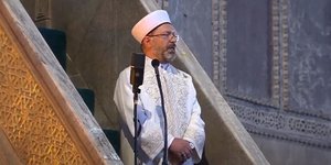 Αγιά Σοφιά Ο Ιμάμης στερεωνόταν σε ένα ξίφος το οποίο συμβολίζει τα νεοοθωμανικά όνειρα του Ερντογά