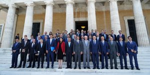 Ο Κυριάκος Μητσοτάκης με τους υπουργούς του στο περιστύλιο της Βουλής