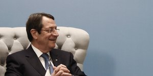 Ο πρόεδρος της Κύπρου, Νίκος Αναστασιάδης με τα χέρια σταυρωμένα μπροστά του