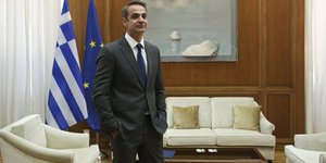 Κυριάκος Μητσοτάκης με τα χέρια στις τσέπες