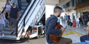 Υποδοχή της πρώτης διεθνούς πτήσης στην Κρήτη