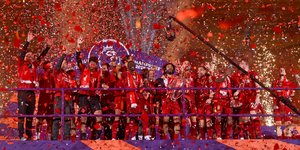 Η απονομή του τίτλου στους παίκτες της Λίβερπουλ