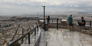 Κόσμος στον Λυκαβηττό 