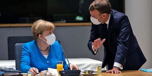 Ο Μακρόν μιλά στην Μέρκελ φορώντας μάσκα για τον κορωνοϊό