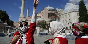 Γυναίκες με μαντήλα και σημαίες της Τουρκίας πανηγυρίζουν έξω από την Αγιά Σοφιά