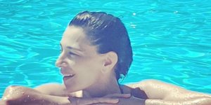 Η Μαρία Ναυπλιώτου απολαμβάνει τις βουτιές της σε πισίνα στην Αίγινα