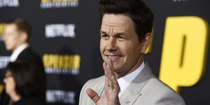 O Μαρκ Γουόλμπεργκ με γκρι κοστούμι