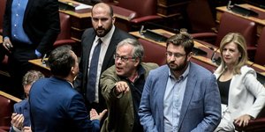 Καυγάς στη βουλή με άσεμνη χειρονομία βουλευτή ΣΥΡΙΖΑ/EUROKINISSI/ΤΑΤΙΑΝΑ ΜΠΟΛΑΡΗ