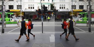 Ατομα με μάσκα λόγω της πανδημίας